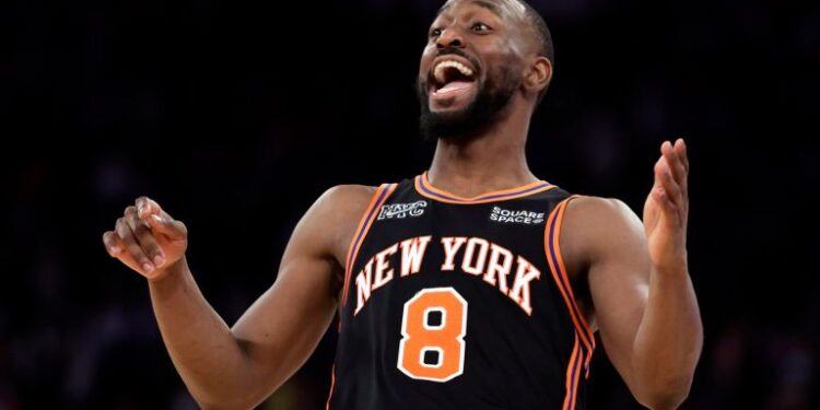 Кемба Вуокер бэртлээс болж 9 тоглолт өнжсөний эцэст эргэн талбайдаа гарлаа.