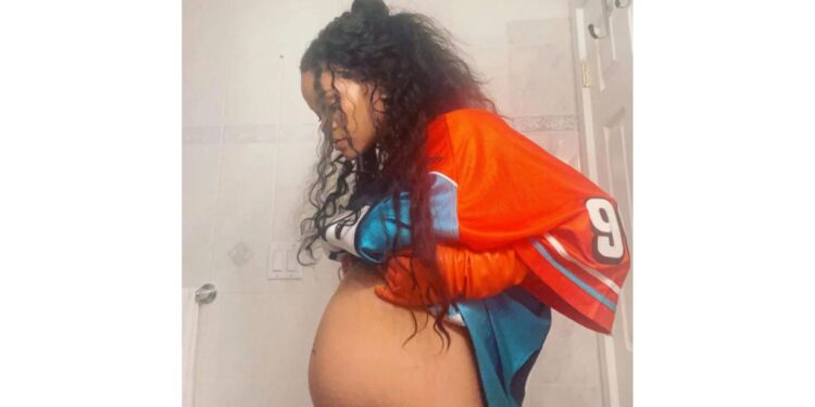 Рианна жирэмсэн болсноо зарласныхаа дараа инстаграмдаа нялх овойсон зургаа хуваалцжээ