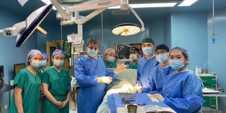 Хэвлийн хананы цоорхойтой төрсөн нярайг ЭХЭМҮТ-ийн Ерөнхий мэс заслын тасгийнхан эмчилж байна.