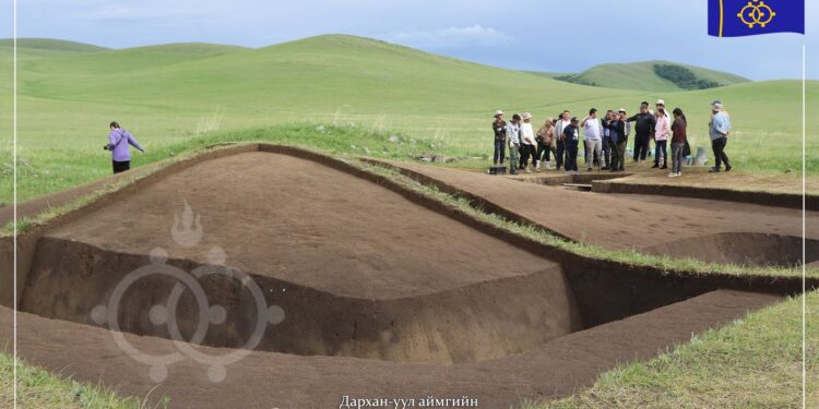 Дархан-Уул аймгийн нутгаас эртний Сяньбигийн үеийн хаад язгууртны бунхант булш олджээ