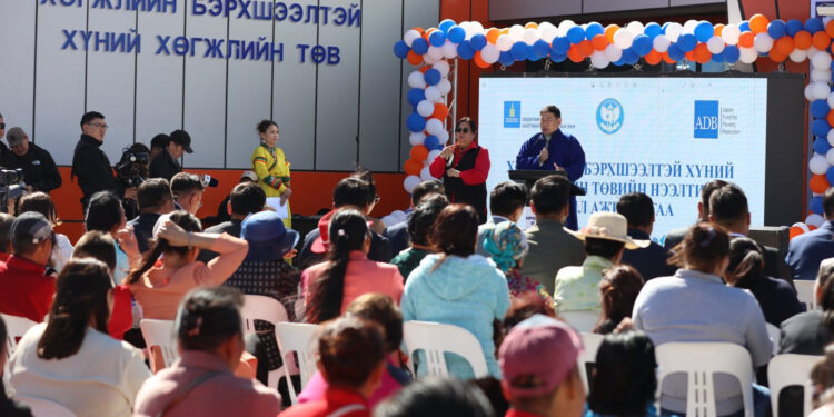 Ерөнхий сайд Л.Оюун-Эрдэнэ Дундговь аймгийн Хөгжлийн бэрхшээлтэй хүний хөгжлийн төвийн нээлтэд оролцож, нэгдсэн эмнэлгийн барилгын явцтай танилцав